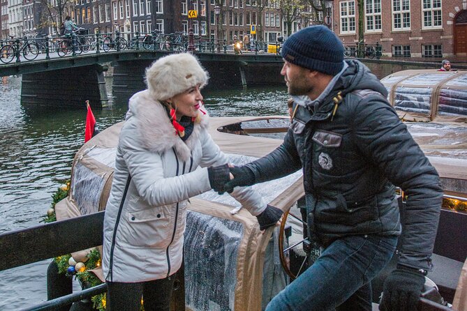 Amsterdam: Luxury Light Festival Cruise Unlimited Drinks Included - Crew commentary and the human touch