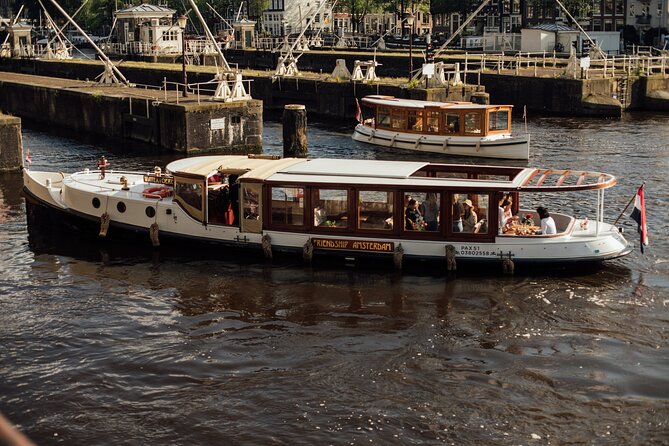 Amsterdam: Luxury Saloon Boat Cruise with Cocktails & Waffle - Finding the dock near Dam Square