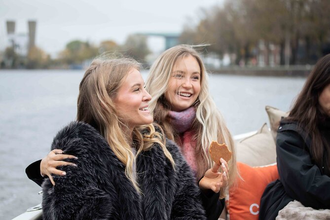 Amsterdam: Luxury Saloon Boat Cruise with Cocktails & Waffle - What the live commentary adds
