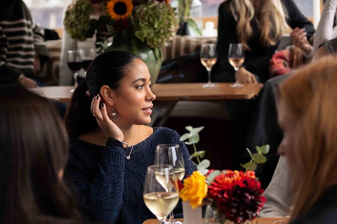 Amsterdam: Luxury Saloon Boat Cruise with Cocktails & Waffle - Choosing between the classic and open-bar options