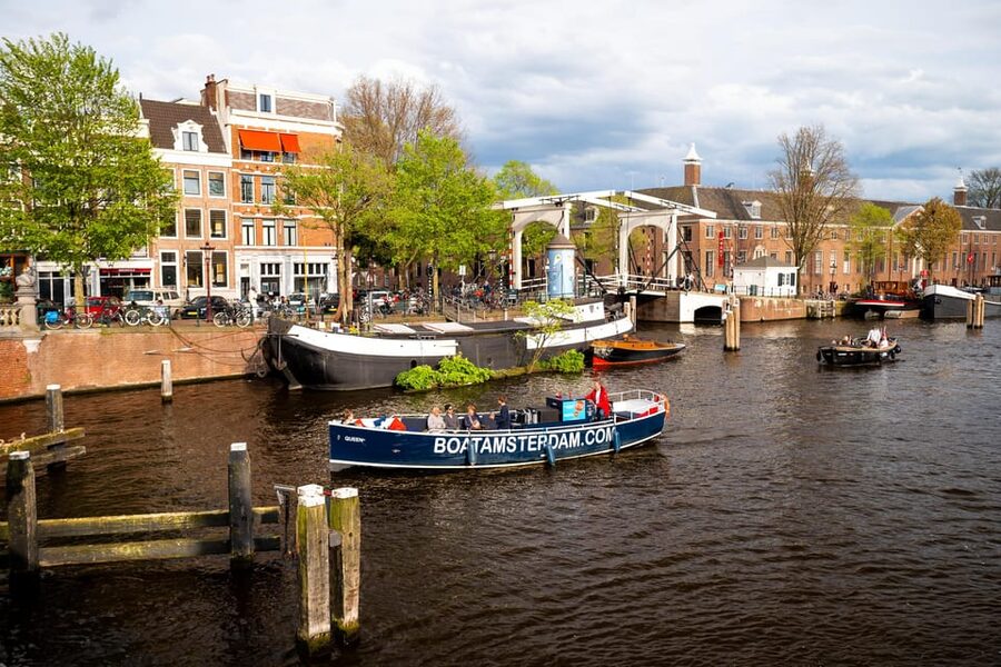 Amsterdam:Old City Canal Cruise with Live Guide and Open Bar - Meeting the boat beside the H’Art Museum