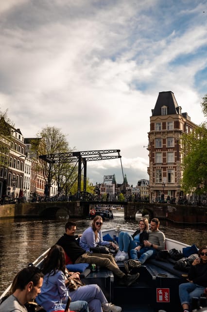 Amsterdam:Old City Canal Cruise with Live Guide and Open Bar - Live commentary with Alex, Fin, or Olaf