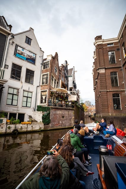 Amsterdam:Old City Canal Cruise with Live Guide and Open Bar - Who should book this canal cruise?