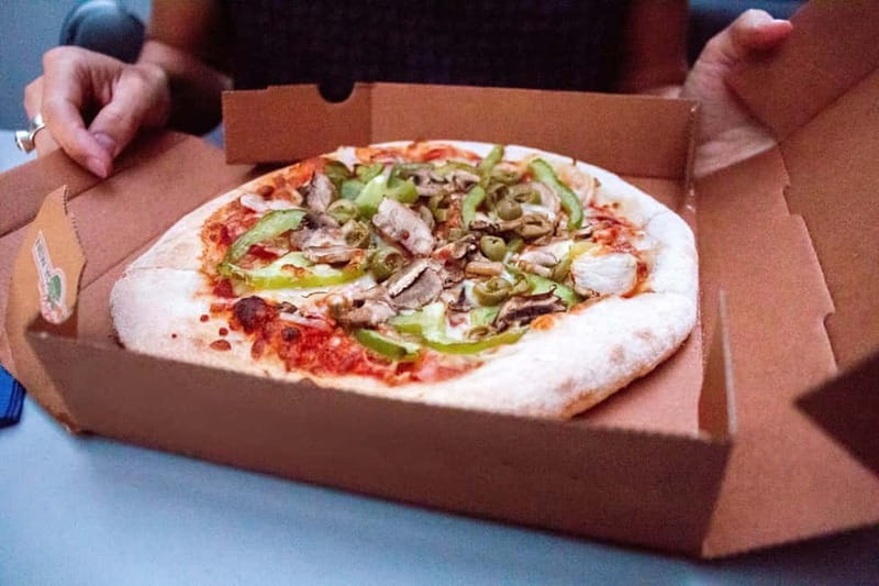 Amsterdam: Original Pizza Dinner Cruise + Unlimited Drinks - From Damrak to the historic Canal Belt