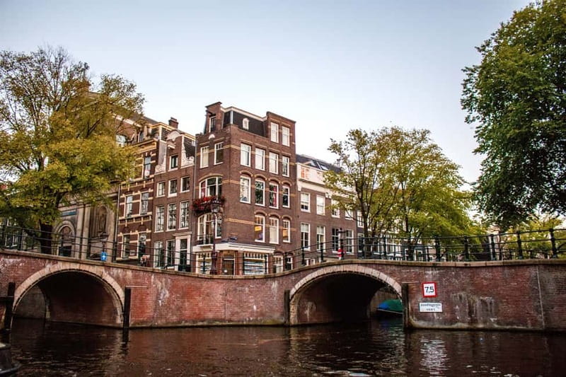 Amsterdam: Original Pizza Dinner Cruise + Unlimited Drinks - Magere Brug and the Dancing Houses