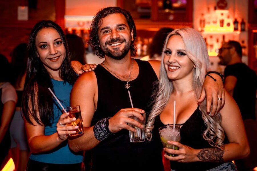 Amsterdam: Original Pub Crawl Party with VIP Entrance - The guides make the biggest difference