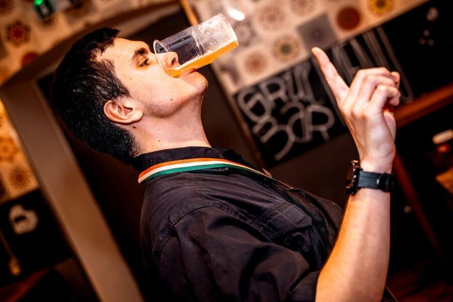 Amsterdam: Original Pub Crawl Party with VIP Entrance - Starting at Generator Hostel Bar at 22:00