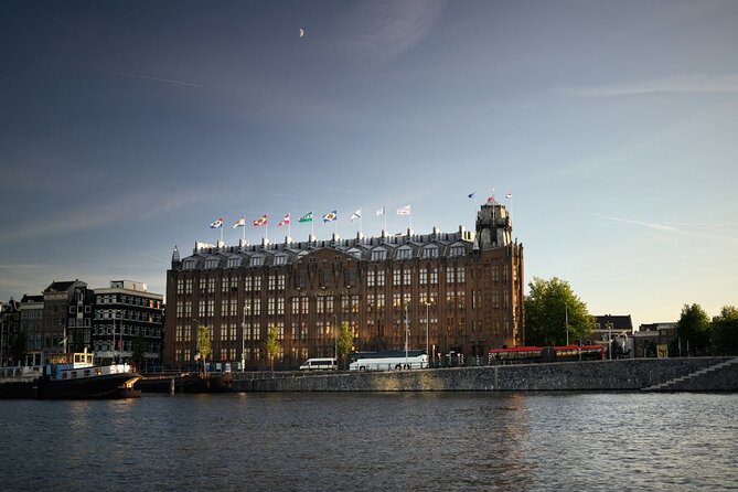 Amsterdam Private Boat Tour with Unlimited Drinks - The skipper can make or break the ride