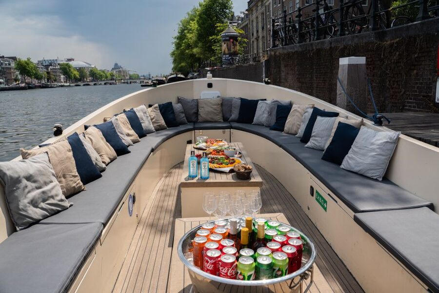 Amsterdam: Private Canal Booze Cruise with Unlimited Drinks - A private hour on Amsterdam’s water