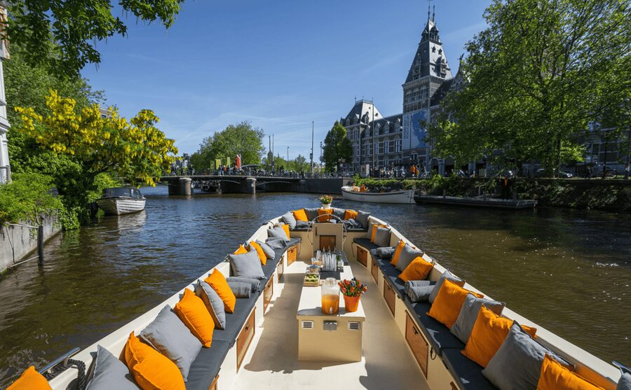 Amsterdam: Private Canal Cruise in German + Unlimited Drinks - What the drinks and boat are really like