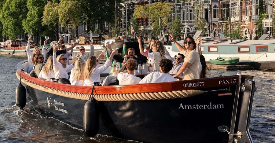 Amsterdam: Private City Canal Cruise With Unlimited Drinks - Why the private format matters