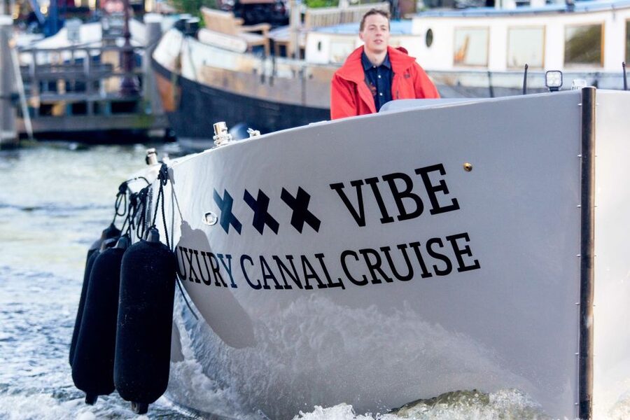 Amsterdam: Private Cruise with Drinks & Pizza or Burger - Pizza, burgers, and unlimited drinks on the canals