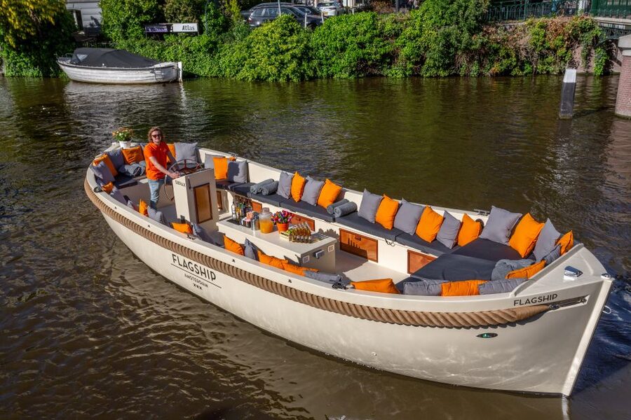 Amsterdam: Private Cruise with Drinks & Pizza or Burger - Who will enjoy this cruise most?