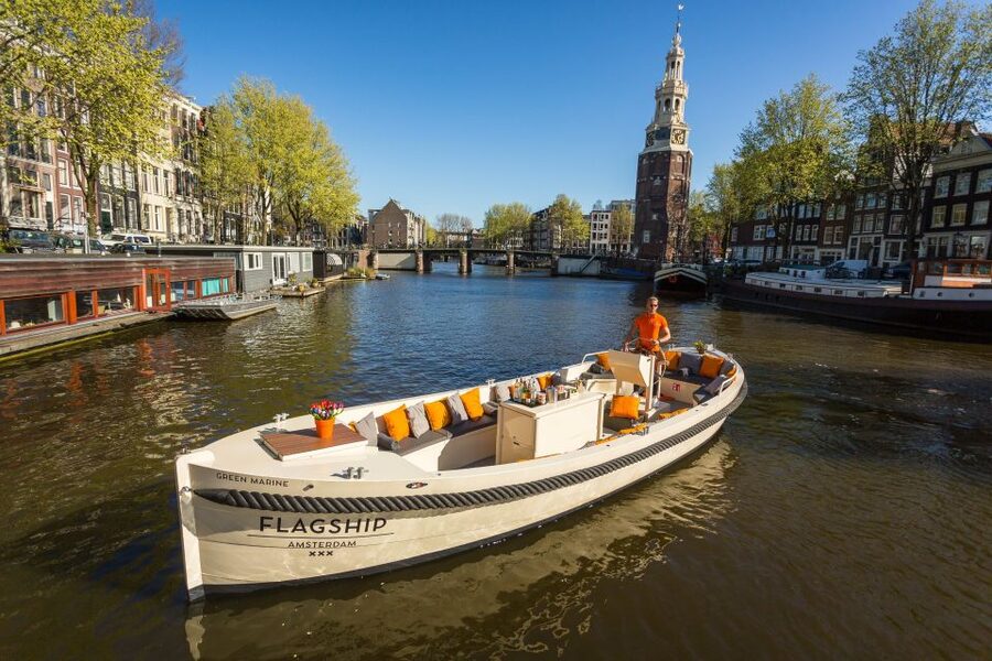 Amsterdam: Private Cruise with Drinks & Pizza or Burger - Meeting the captain beside Sea Palace