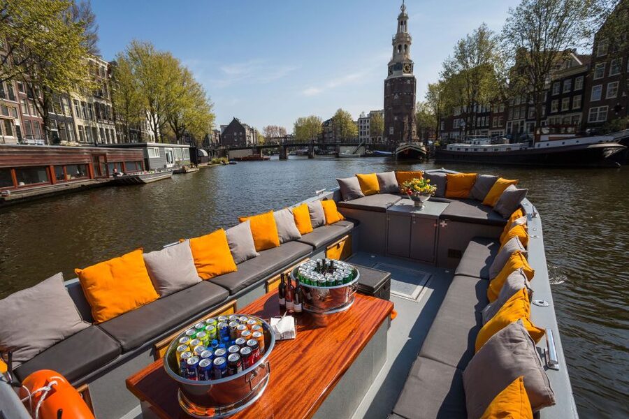 Amsterdam: Red-Light District Pub Crawl and Booze Boat Tour - My take on the hosts and organization