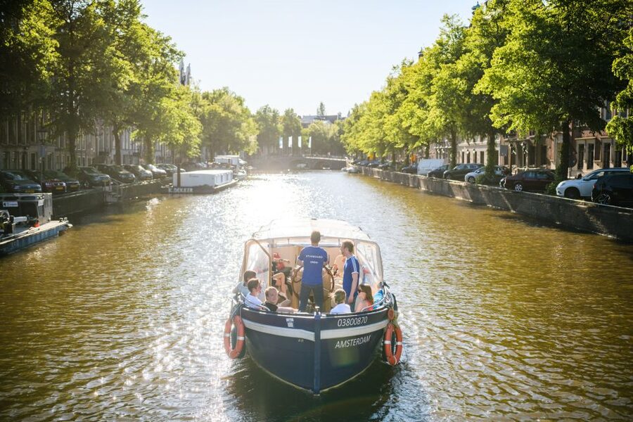 Amsterdam: Red-Light District Pub Crawl and Booze Boat Tour - Ending at one of Amsterdam’s clubs