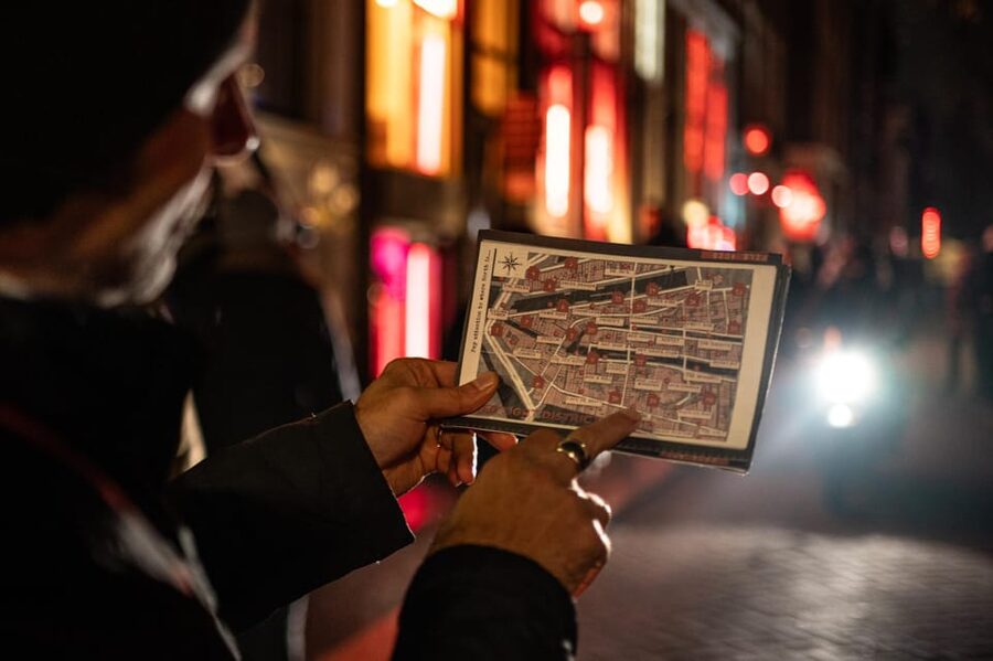 Amsterdam: Self-guided Red Light District Pub Crawl Mystery - How the puzzle format works for different groups