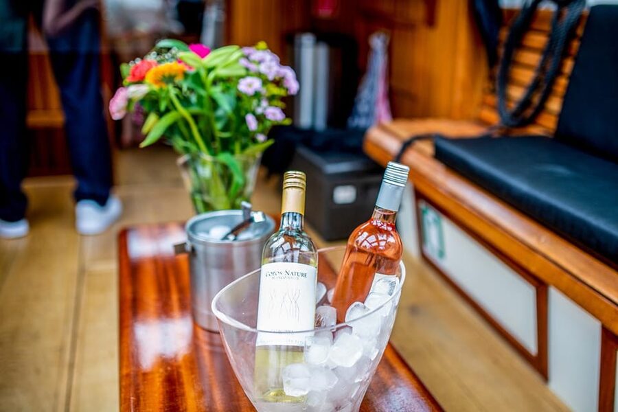Amsterdam: Small-Group Canal Cruise incl. Drinks and Snacks - Meeting Sebi near the Westerkerk