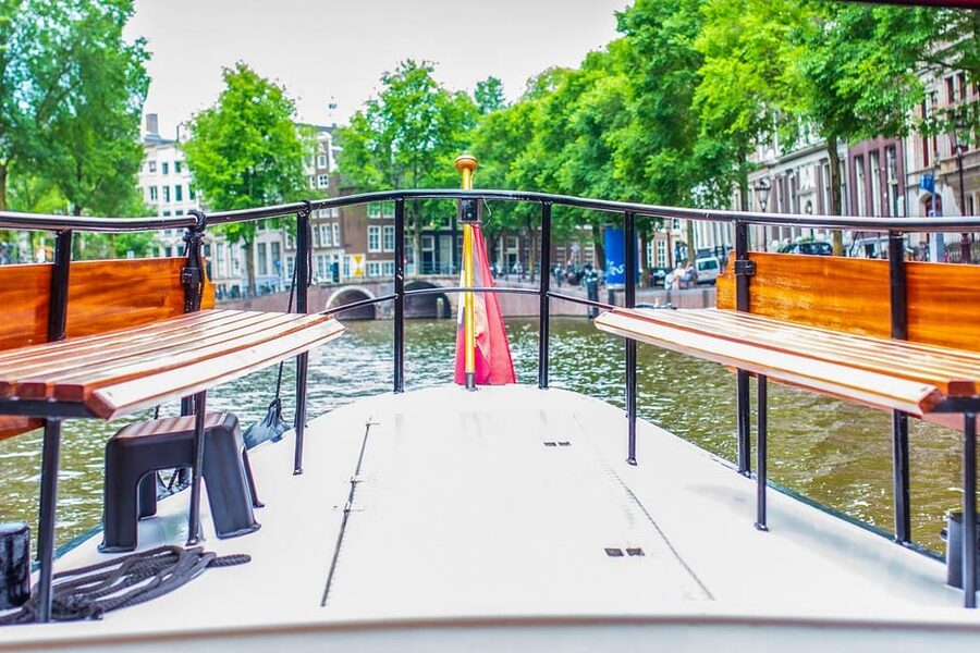 Amsterdam: Small-Group Canal Cruise incl. Drinks and Snacks - Seeing the old city and Red Light District from the water