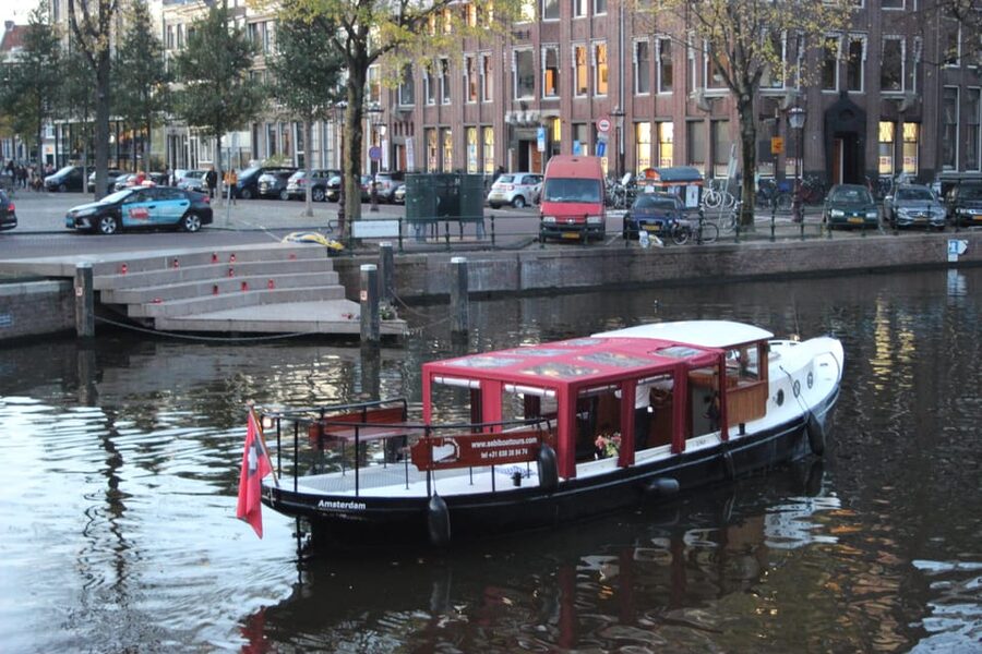 Amsterdam: Small-Group Canal Cruise incl. Drinks and Snacks - From the canal belt to the Prinsengracht