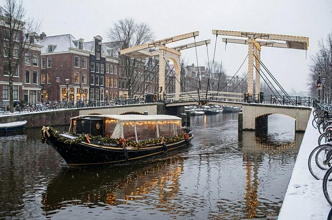 Amsterdam Smoke Friendly Cruise with drinks option & local guide - Smoke, drinks, and the social atmosphere