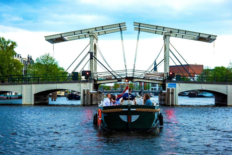 Amsterdam: The Newest Canal Cruise with Drink Option - Meeting the boat beside Amsterdam Central Station