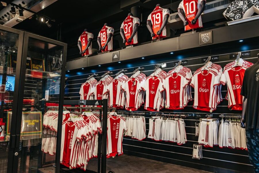 Amsterdam: VIP Johan Cruijff ArenA Tour with Drink and Scarf - The skybox drink and views over the pitch
