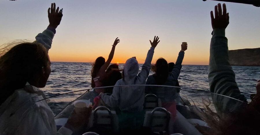 Arrábida Natural Park/Sesimbra: Sunset on Board with drinks - What the $64 price really covers
