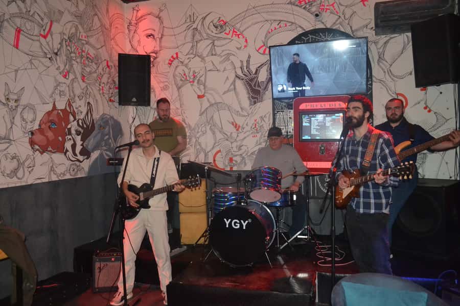 Baku: Guided Bar Crawl with Shots and Nightclub Entry - A quick look at Baku after dark