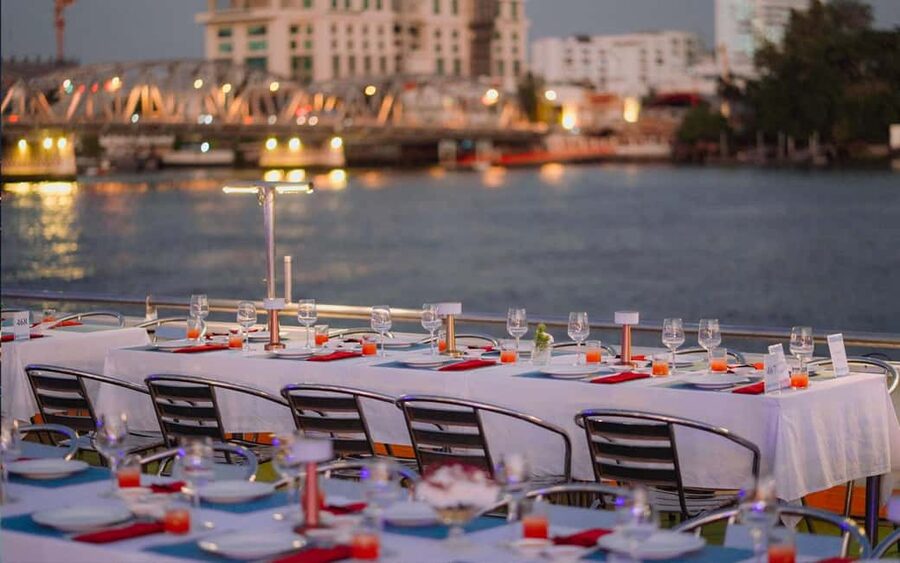 Bangkok: Carnival Dinner Cruise with Free-Flow Beer & Buffet - The upper-deck show and music