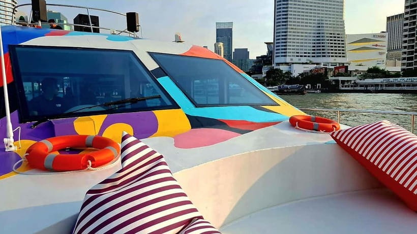 Bangkok : Chaophraya Booze Cruise – Drinks Onboard - Music, Seating, and the Evening Mood