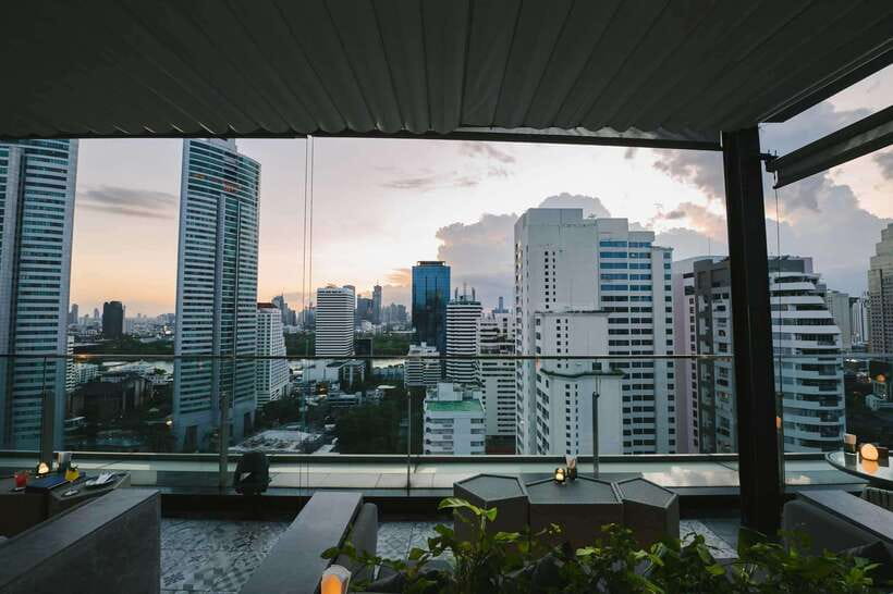 Bangkok: Sky on 20 Rooftop Bar With Free Flow Drinks - Why the location works for an evening plan