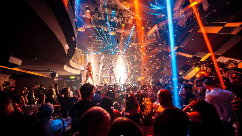 Bangkok: The Speakeasy, Rooftop & Iconic Venues Pub Crawl - Starting at Hemingway’s with an easy first drink