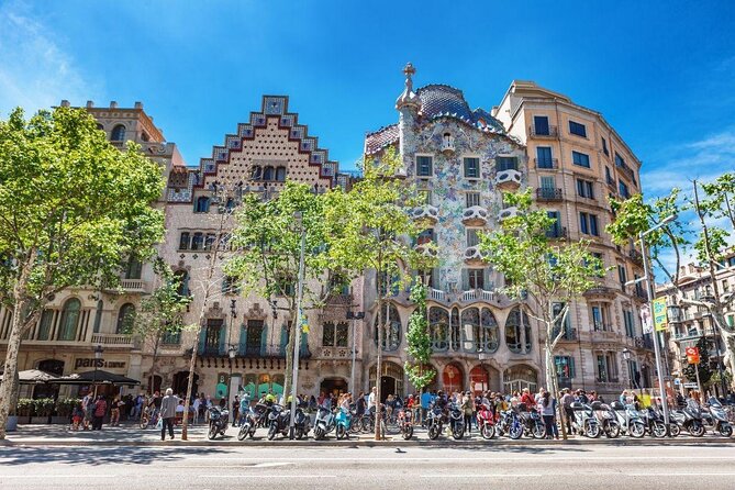 Barcelona: Bar Crawl at Gaixample - Meeting Orkhan in Eixample