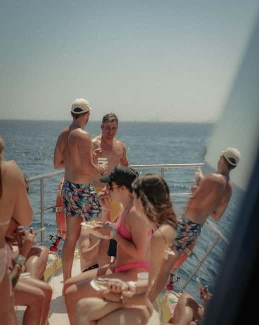Barcelona: Brunch Boat Party with Drinks and DJ - Brunch snacks and the food question