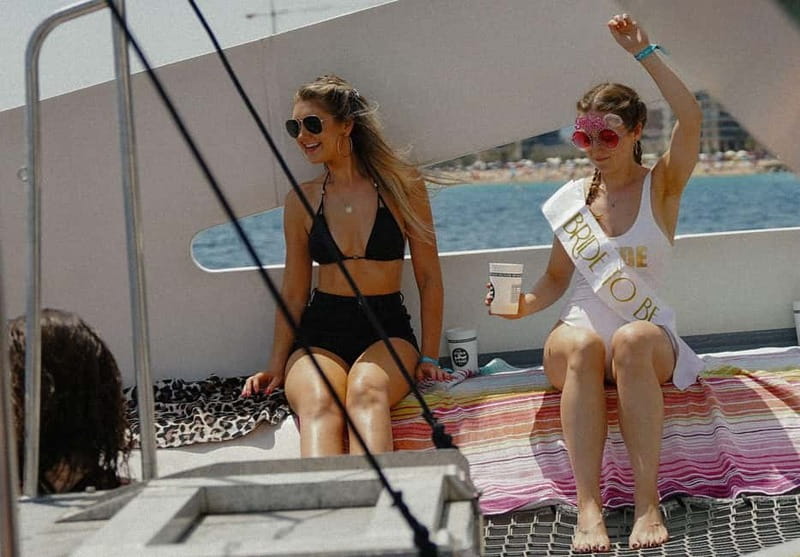 Barcelona: Brunch Boat Party with Drinks and DJ - Meeting the crew at Port Olimpic