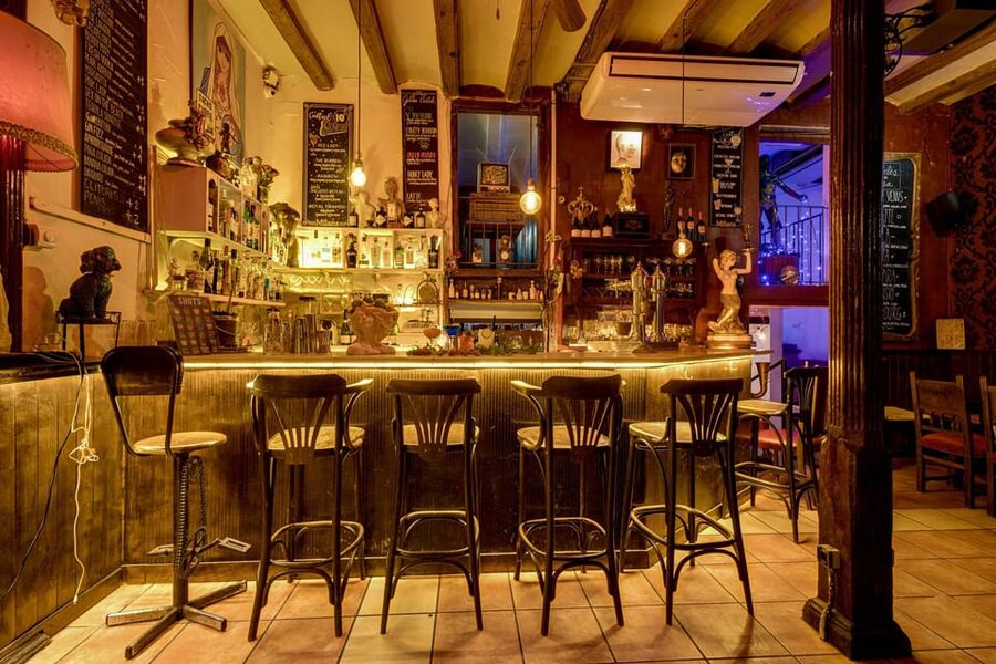 Barcelona: Cocktail Making Class with Tapas - Four Cocktails, Your Way, in the Gothic Quarter