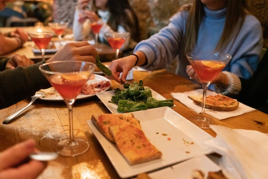 Barcelona: Cocktail Master Class by Mixologist with Tapas - Who should book this experience