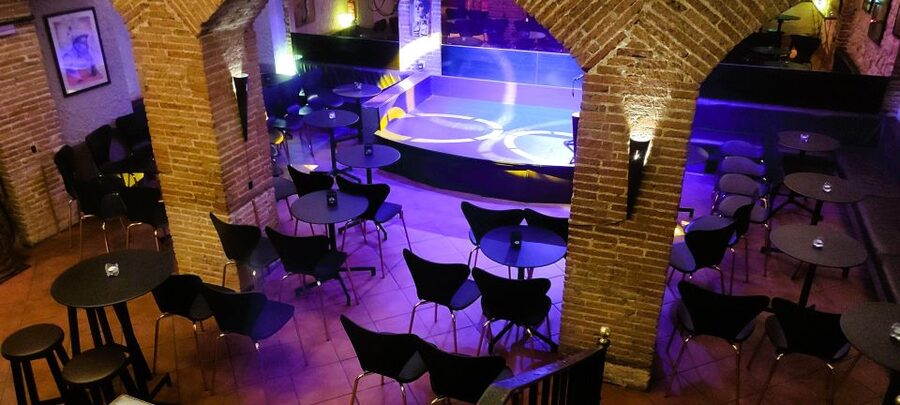 Barcelona: Exclusive Flamenco Show at El Paraigua with Drink - The Friday evening schedule, from drink to final applause
