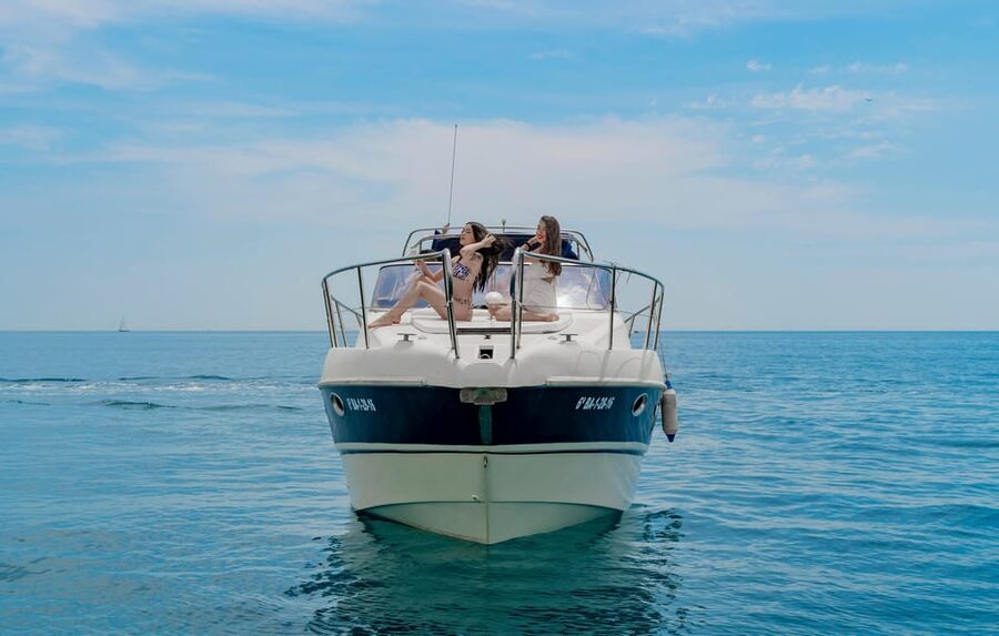 Barcelona: Exclusive Yatch tour with Drinks and Snacks - What the $765 price really buys you