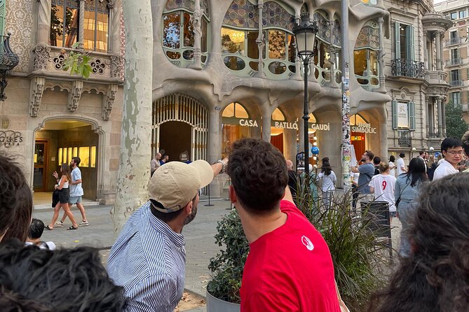 Barcelona: Gaudí, Tapa, Drink & Hidden Architectural Gems - Passeig de Gràcia and the Modernist city