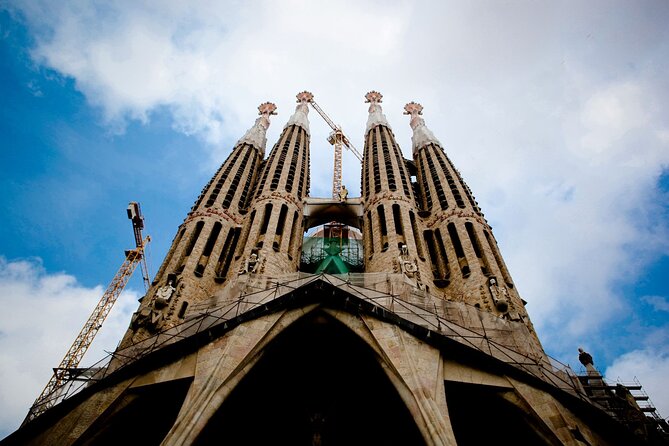 Barcelona: Gaudí, Tapa, Drink & Hidden Architectural Gems - The metro ride to Sagrada Família