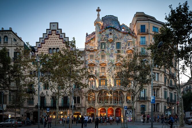Barcelona: Gaudí, Tapa, Drink & Hidden Architectural Gems - Starting near the old city and Plaça de Catalunya