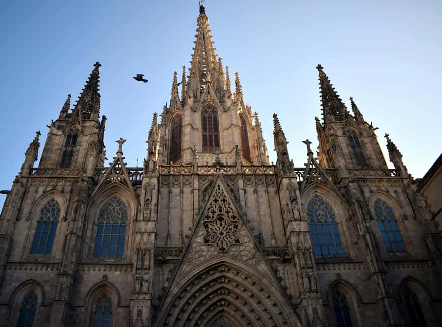 Barcelona: Gothic Quarter Legends, Drinks and candy Tour - Starting in Plaça de Catalunya