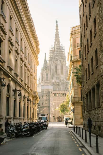 Barcelona: Gothic Quarter Legends, Drinks and candy Tour - Plaça Reial and a change of mood