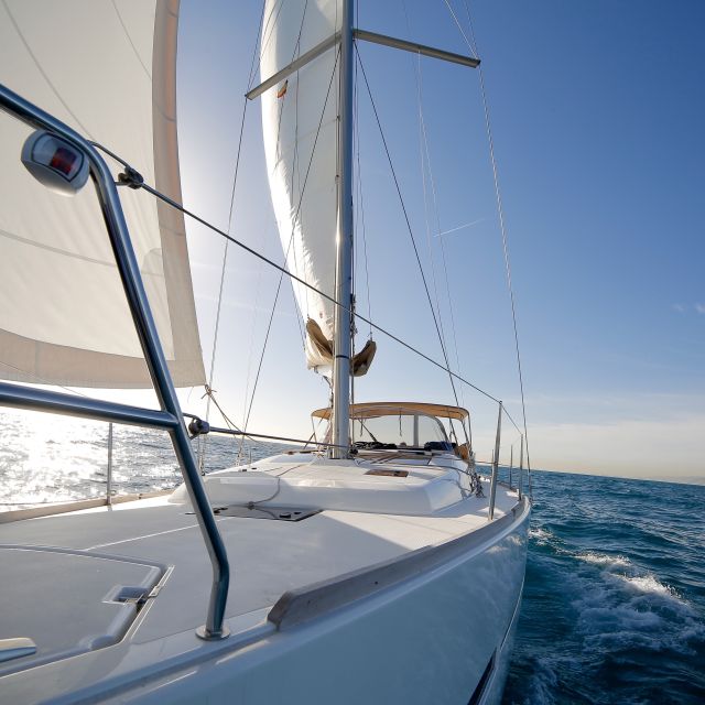 Barcelona: Midday or Sunset Sailing with Open Bar and Snacks - Shared sailing or a private charter?