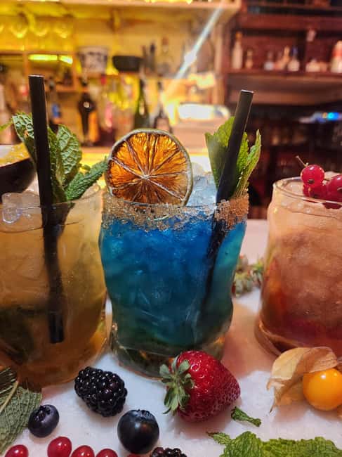 Barcelona: Mojito Tasting Experience & Tapas with Mixologist - Bar Milans and the Gótico night setting
