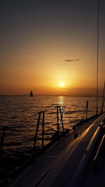 Barcelona: Premium Shared Sunset Cruise (Drinks & Snacks) - Thirty minutes around Barcelona Port