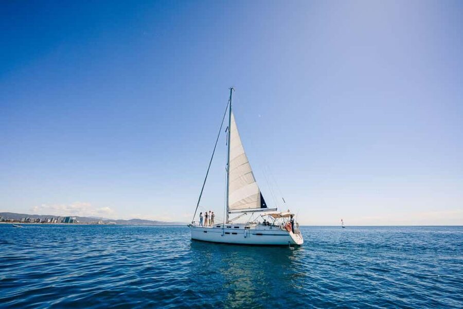 Barcelona: Sailing tour with open bar and aperitive - The boat and the role of the skipper
