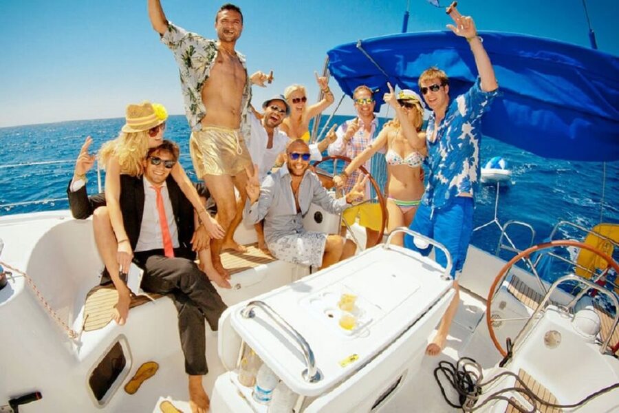 Barcelona: Sailing tour with open bar and aperitive - The two-hour schedule: 45 minutes out, 30 minutes in the water, 45 minutes back